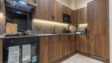 Full-sized fridge, microwave, oven, stovetop