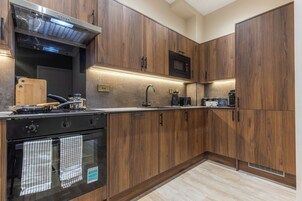 Refrigerador con freezer, microondas, horno, placa de cocina