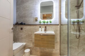 Superior-Studio | Badezimmer | Dusche, Haartrockner, Handtücher, Seife