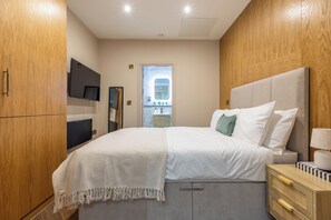 Superior-Studio | Individuell dekoriert, individuell eingerichtet, Schreibtisch