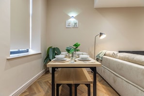 Superior Studio | In-room dining - Leeds City Centre Luxe Flats (Leeds)