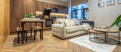 Apartamento superior | Área de estar | TV de tela plana