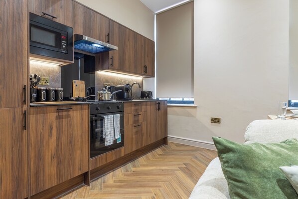 Superior-Studio | Eigene Küche | Großer Kühlschrank, Mikrowelle, Ofen, Herdplatte