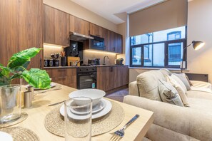 Superior Apartment | Private kitchen | Full-size fridge, microwave, oven, stovetop - Leeds City Centre Luxe Flats (Leeds)