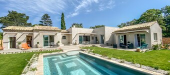 Villa 'Les 4 Fontaines' with Private Pool, Wi-Fi and Air Conditioning