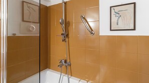 Bruser, hårtørrer, bidet, håndklæder