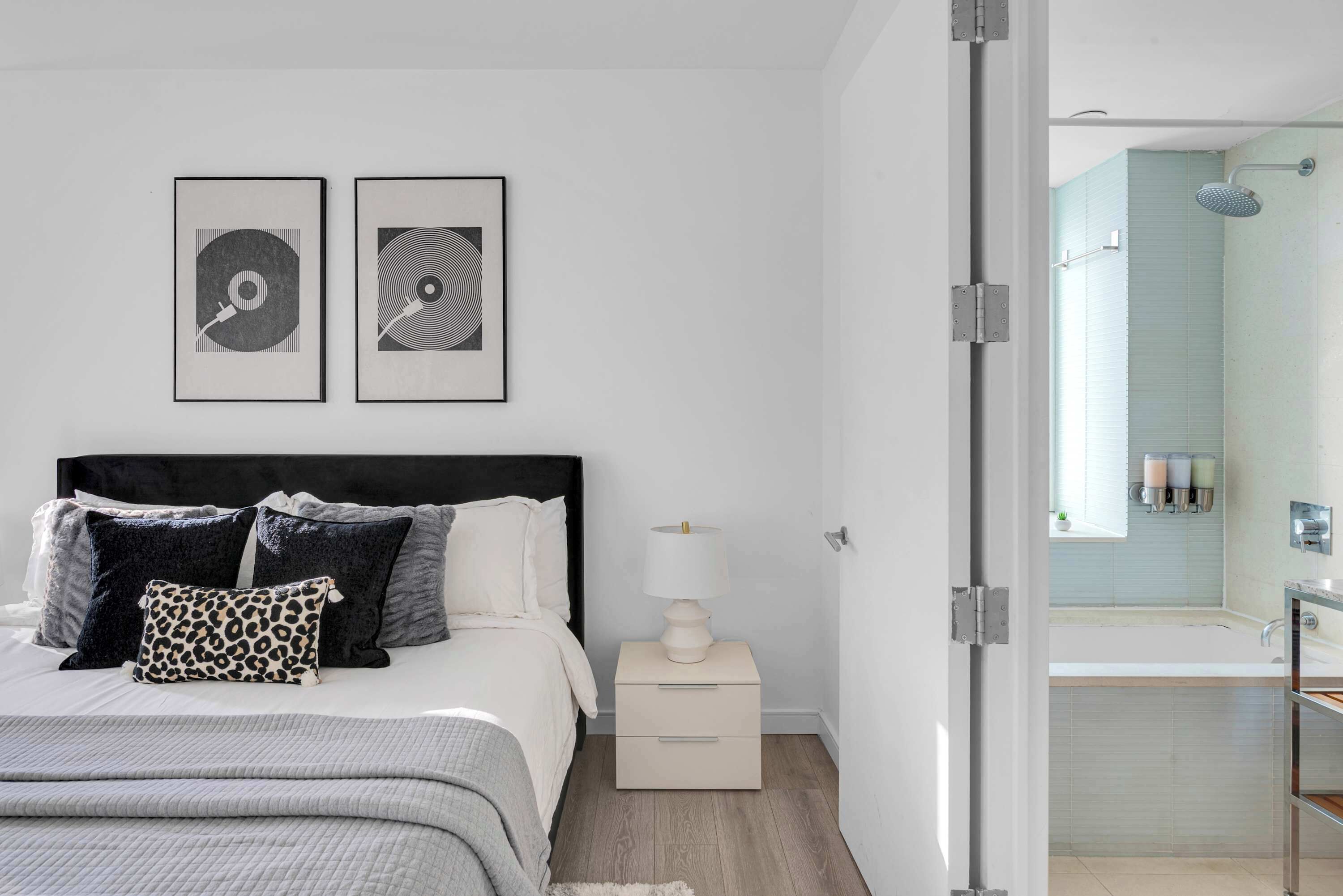 1 slaapkamer, een strijkplank/strijkijzer, gratis wifi, beddengoed