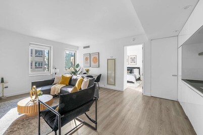 Elegant NYC Haven Walk to Broadway & Dinning!