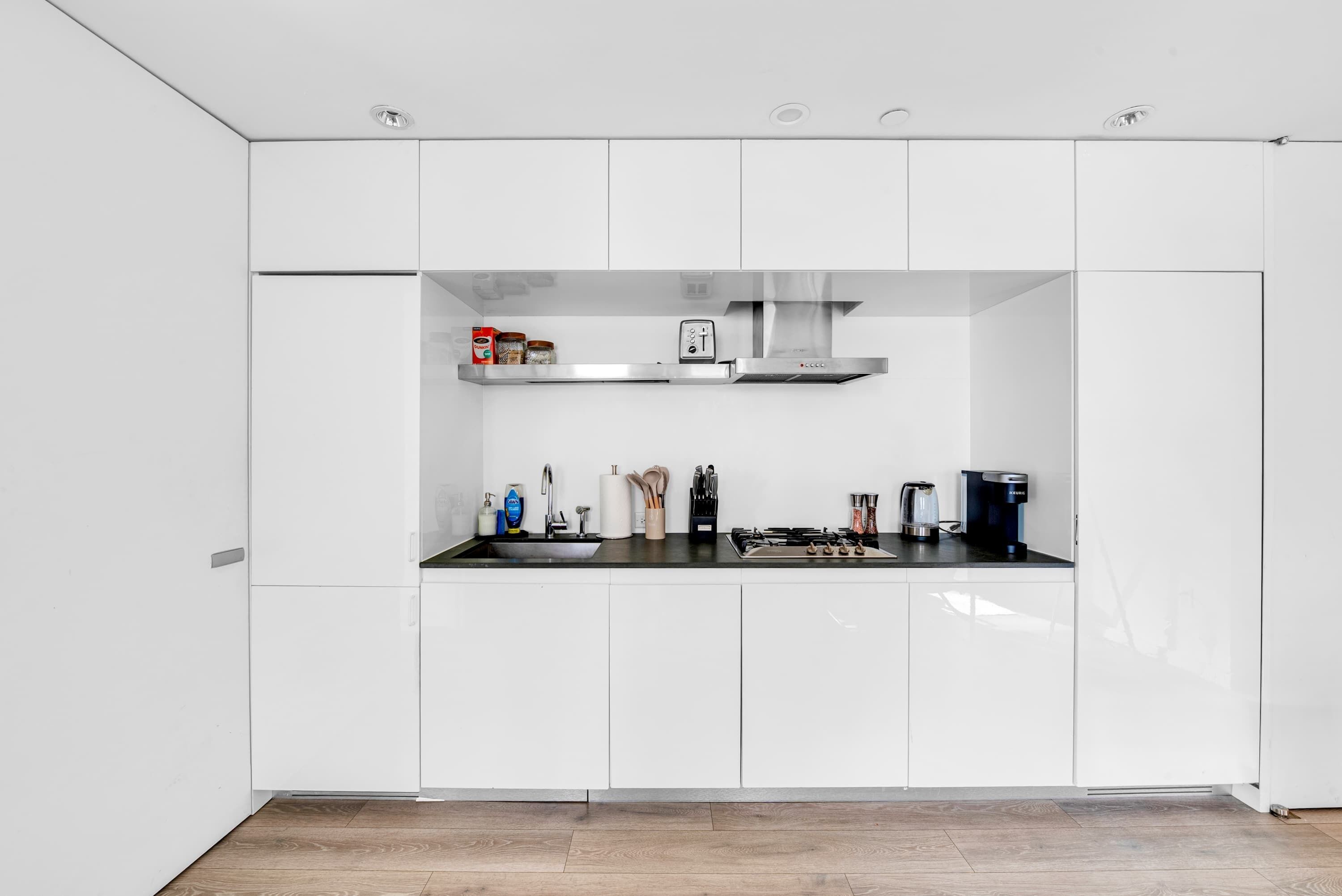 Een koelkast, een microgolfoven, een oven, een kookplaat