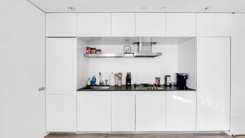 Een koelkast, een microgolfoven, een oven, een kookplaat