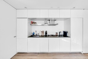 Réfrigérateur, micro-ondes, four, plaque de cuisson