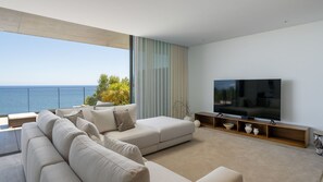TV, fireplace - Lyra Luxury Savoy Monumentalis by LovelyStay (Funchal)