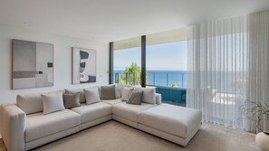 TV, fireplace - Lyra Luxury Savoy Monumentalis by LovelyStay (Funchal)