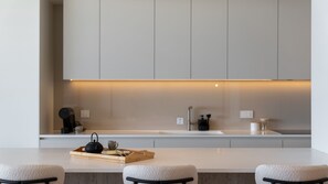 Fridge, microwave, oven, stovetop - Lyra Luxury Savoy Monumentalis by LovelyStay (Funchal)