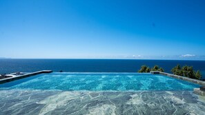 A infinity pool with a clear view of the ocean and distant mountains. - Lyra Luxury Savoy Monumentalis by LovelyStay (Funchal)