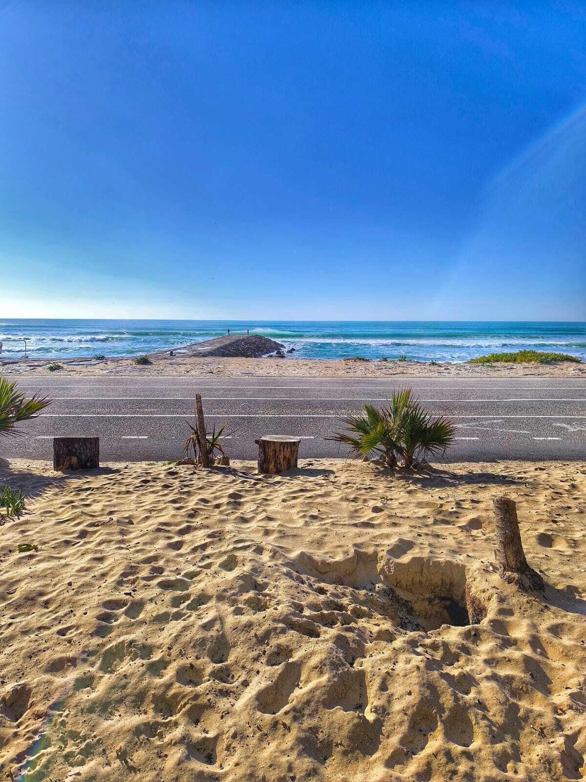 Nær stranden, solsenger og strandhåndklær