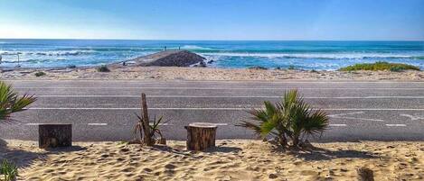 Nær stranden, solsenger og strandhåndklær