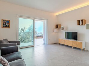 TV - Beatrice by Interhome (Riva del Garda)