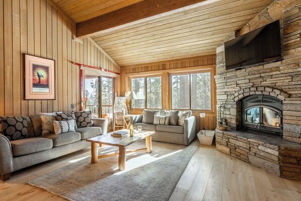 Smart TV, fireplace - Townhome with Loft, Mountain Views, and Community Amenities! (Mammoth Lakes)
