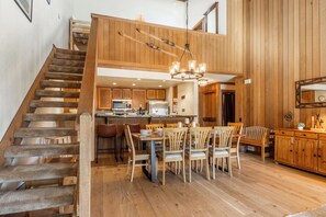 Dining - Townhome with Loft, Mountain Views, and Community Amenities! (Mammoth Lakes)