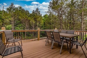Outdoor dining - Lazy Bear Lodge, Hot Tub, Zero-Entry Pool, Game Room, Pool Table, Boat Parking (Hollister)