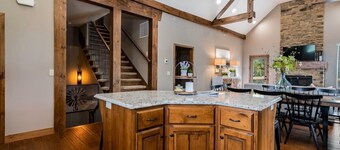 Zero-Entry Pool, Game Room, Pool Table, Private Hot Tub, Lazy Bear Lodge Elite