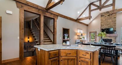 Zero-Entry Pool, Game Room, Pool Table, Private Hot Tub, Lazy Bear Lodge Elite