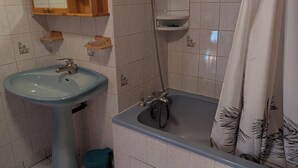 Ein Badezimmer mit Waschbecken, Dusche und Toilette.