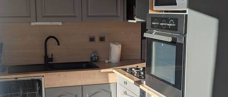 Réfrigérateur, micro-ondes, four, plaque de cuisson