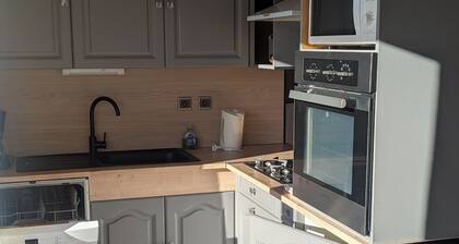 Appartement pour 6 personnes
Tout confort
a 300 m des remontées mécaniques