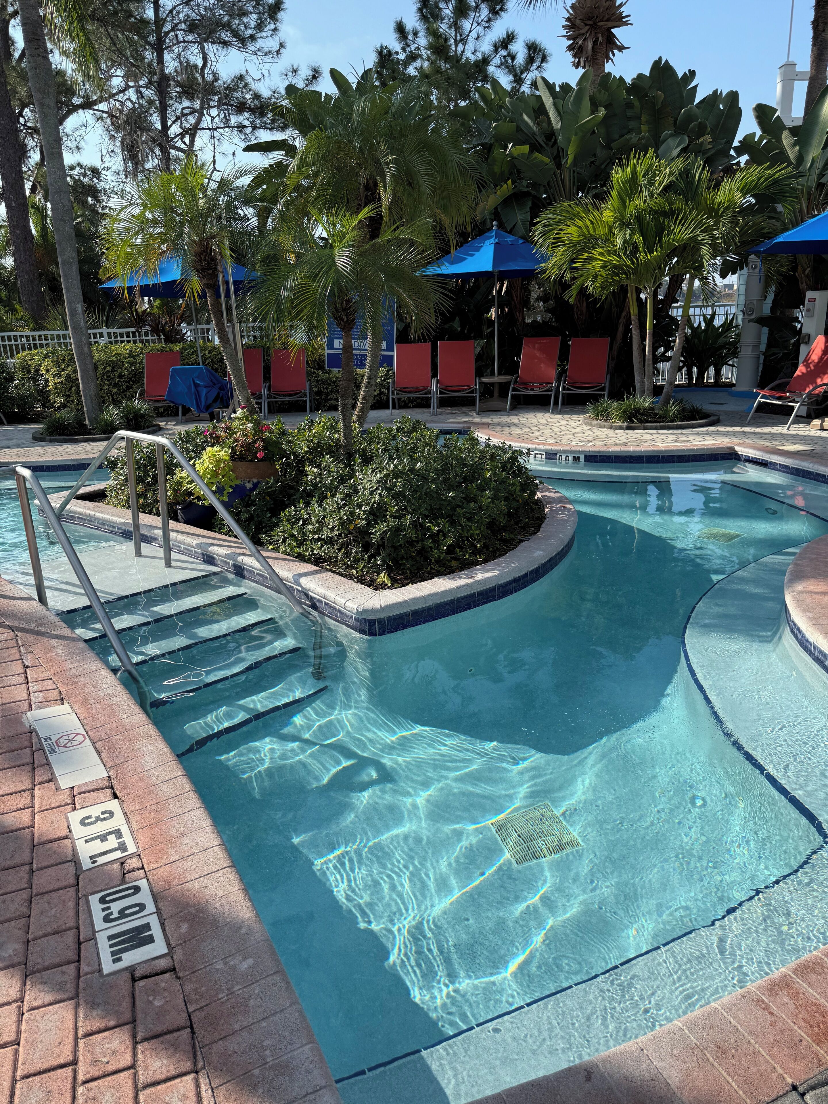 Alberca al aire libre y alberca climatizada