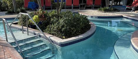 Alberca al aire libre y alberca climatizada