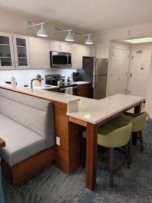 Fridge, microwave, oven, stovetop - Best Kid Resort Near Seaworld, Convention Center, Disney in Orlando, FL-1 BD/1BA (Orlando)