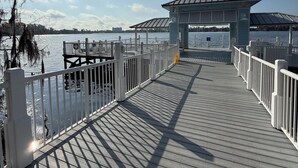 Un muelle de madera que conduce a un mirador con vistas al agua.