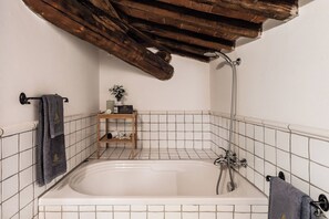 Bathroom - Deluxe Apartment with View and Garden (Matraia)