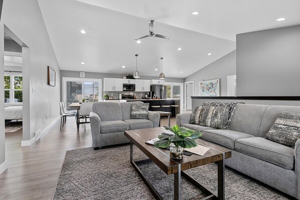 TV - Blakeford 1109 Shadow Ln w/Hot Tub (Green Bay)