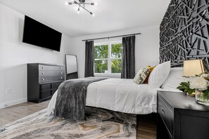 6 bedrooms, iron/ironing board, WiFi, bed sheets - Blakeford 1109 Shadow Ln w/Hot Tub (Green Bay)