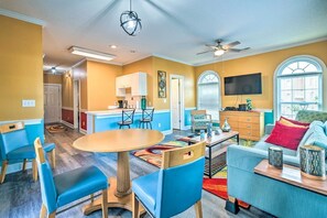 TV - Chic Coastal Retreat | Pool & Golf access (Myrtle Beach)