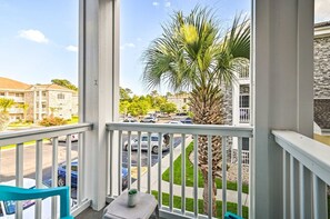 Property grounds - Chic Coastal Retreat | Pool & Golf access (Myrtle Beach)