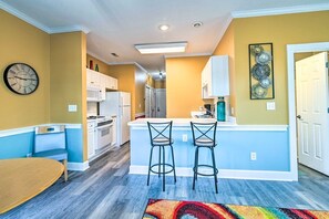 Fridge, microwave, oven, stovetop - Chic Coastal Retreat | Pool & Golf access (Myrtle Beach)