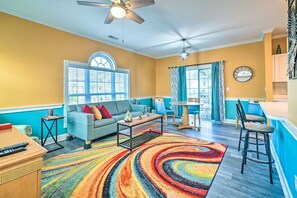 TV - Chic Coastal Retreat | Pool & Golf access (Myrtle Beach)