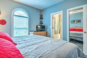 1 bedroom, WiFi, bed sheets - Chic Coastal Retreat | Pool & Golf access (Myrtle Beach)