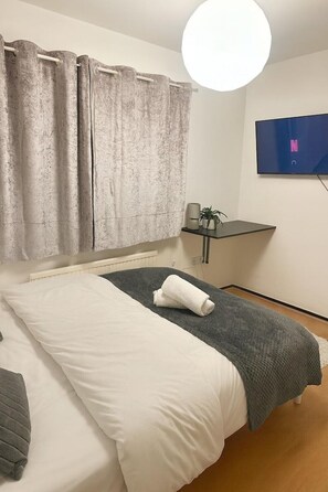 Tabla de planchar con plancha, wifi y ropa de cama 