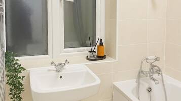 Secadora de cabello, toallas, jabón, papel de baño