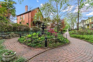 Property grounds - Old Louisville Charm with Modern Amenities - On a Brick-Lined Quaint Street (Louisville)