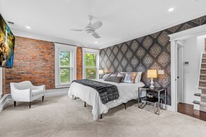 5 bedrooms, iron/ironing board, WiFi, bed sheets - Old Louisville Charm with Modern Amenities - On a Brick-Lined Quaint Street (Louisville)