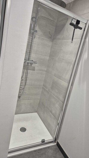 Secadora de cabello, toallas, papel de baño 