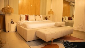 A modern bedroom with a large bed, bedside tables, and a mirror. - 3 Bedroom En-Suite, Wi-Fi, Secured, 24/7 Power (Lagos)