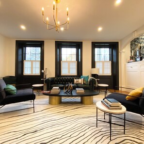 TV - Unparalleled comfort - 1 BR Upper East Suite at Hattan House Boutique Hotel B&B (Niagara-on-the-Lake)