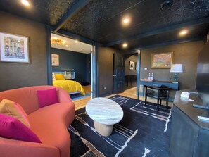 Iron/ironing board, free WiFi, bed sheets - Unparalleled comfort - 1 BR Upper East Suite at Hattan House Boutique Hotel B&B (Niagara-on-the-Lake)